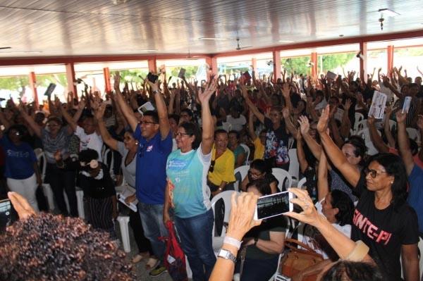 Governo anuncia piso salarial de R$ 3.167, mas professores mantêm greve