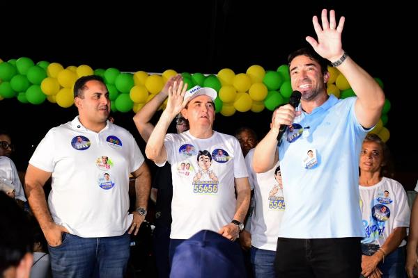 Marden Menezes reúne multidão durante caminhada em Floriano