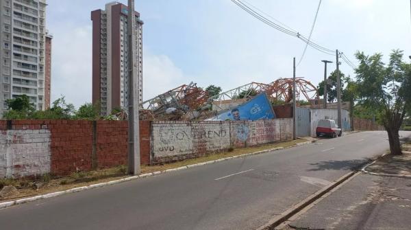  Torre de transmiss&atilde;o cai durante temporal em Teresina.(Imagem: Edigar Neto/TV Clube )