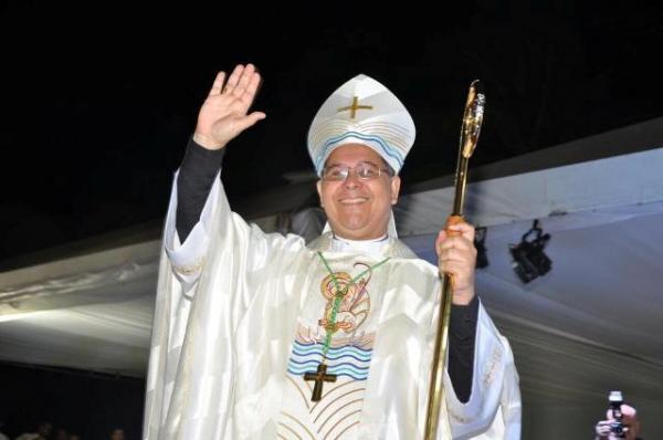 Dom Edivalter emite nota de repúdio contra ataques criminosos a templo de Floriano