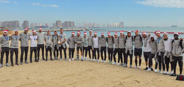 Campeão mundial, elenco do Liverpool faz festa de "Natal" em sessão de fotos em Doha