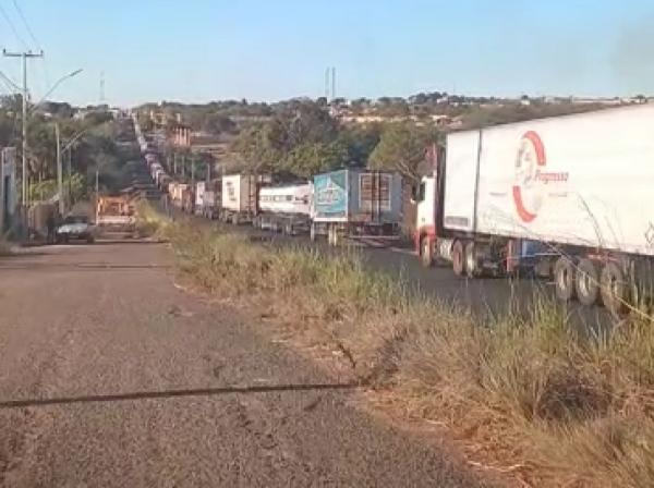 Caminh&atilde;o atinge fia&ccedil;&atilde;o e derruba 2 postes de energia el&eacute;trica em avenida de Floriano(Imagem:Reprodu&ccedil;&atilde;o)