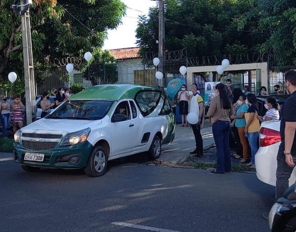 Cortejo homenageia professora que morreu vítima da Covid-19 em Teresina