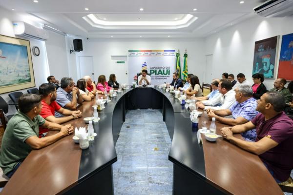 Rafael trata de sa&uacute;de, educa&ccedil;&atilde;o e seguran&ccedil;a com lideran&ccedil;as de Alto Long&aacute; e S&atilde;o Pedro.(Imagem:Divulga&ccedil;&atilde;o)