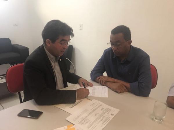 Francisco Limma assina ordem de serviço para construção do Matadouro de Floriano