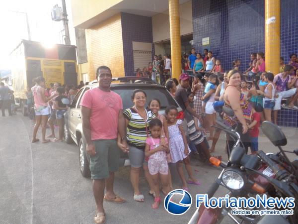 Crian&ccedil;as ganham presentes do Papai Noel dos Correios em Floriano.(Imagem:FlorianoNews)