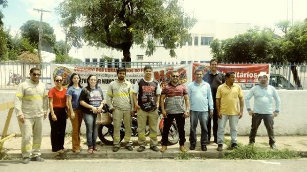 Servidores da Eletrobras Floriano fazem ato de protesto contra realização de AGE