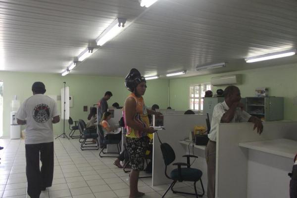 Ve&iacute;culos irregulares ocupam p&aacute;tio da 3&ordf; CIRETRAN.(Imagem:FlorianoNews)