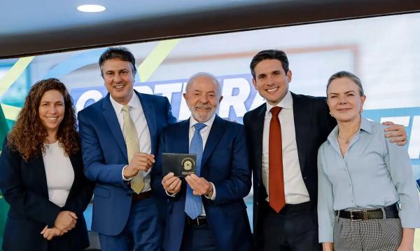 Lula sanciona lei que cria Carteira Nacional do Professor