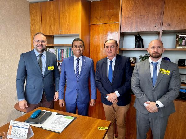 Vice-prefeito, Joab Curvina; deputado Dr. Francisco Costa; prefeito de Floriano, Ant&ocirc;nio Reis e secret&aacute;rio de finan&ccedil;as, Philipe Cronemberger.(Imagem:Reprodu&ccedil;&atilde;o/Facebook)