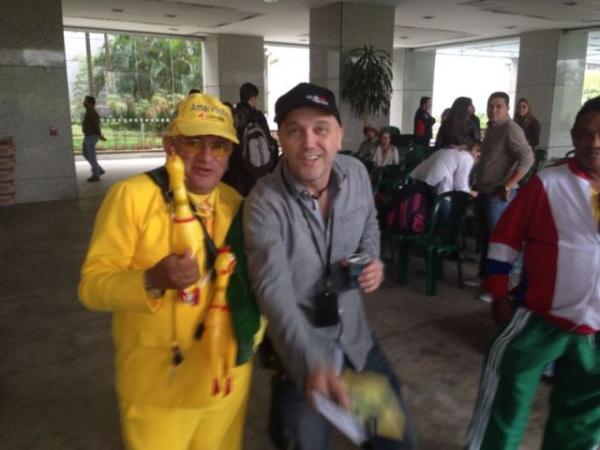 Rep&oacute;rter Amarelinho chega ao est&uacute;dio da Rede Globo(Imagem:FlorianoNews)