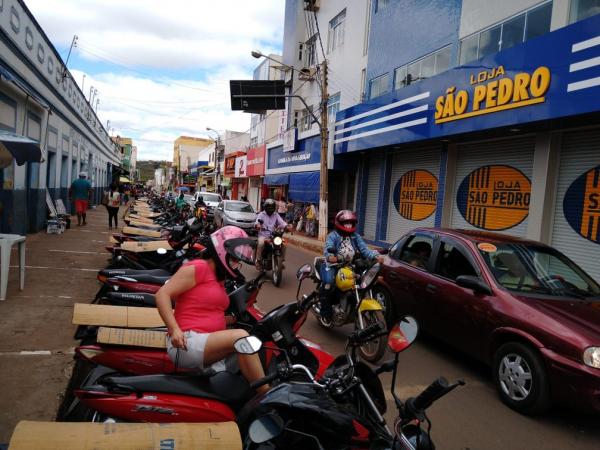 Picos segue decisão judicial e fecha o comércio; comerciantes descumprem regra e abrem