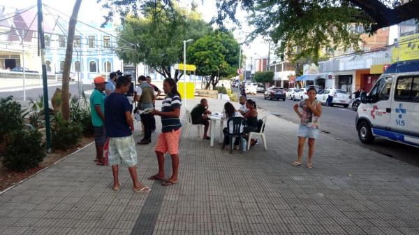 Equipe da Unidade M&oacute;vel de Sa&uacute;de oferecendo atendimento a moradores de rua(Imagem:Equipe da Unidade M&oacute;vel de Sa&uacute;de)