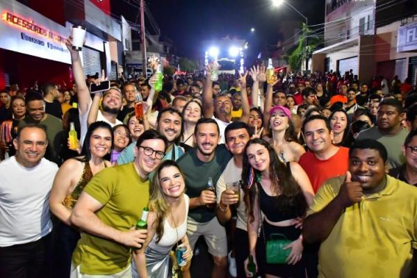 Carnaval 2025: &Aacute;vine Vinny re&uacute;ne multid&atilde;o no 2&ordm; arrast&atilde;o de Floriano.(Imagem:Secom)