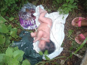 Polícia identifica mulher que pode ser mãe de bebê abandonada em quintal