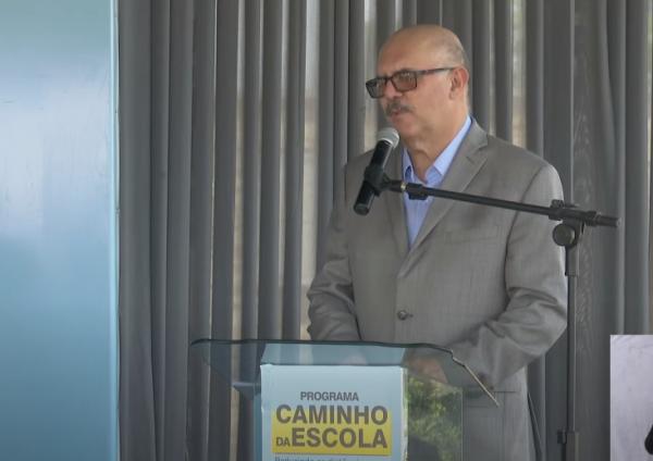 Ministro entrega ônibus escolares e defende união de forças pela Educação