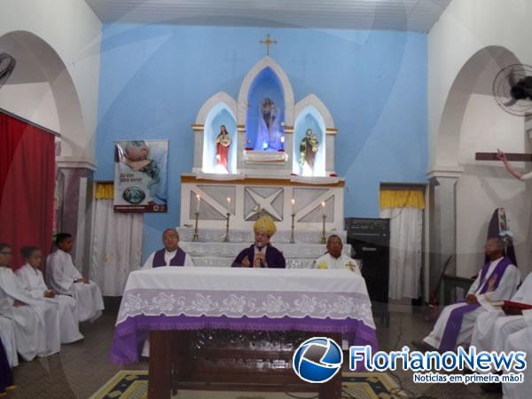 Pe. Aristides Ferreira toma posse como p&aacute;roco de Nazar&eacute; do Piau&iacute;.(Imagem:FlorianoNews)