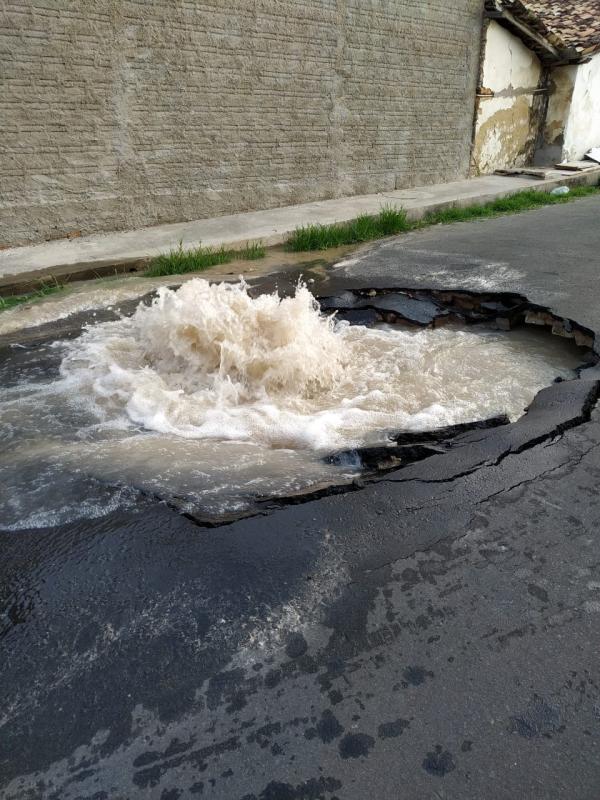 Vazamento no bairro Caixa DÁgua deixa moradores sem água até às 13h de hoje