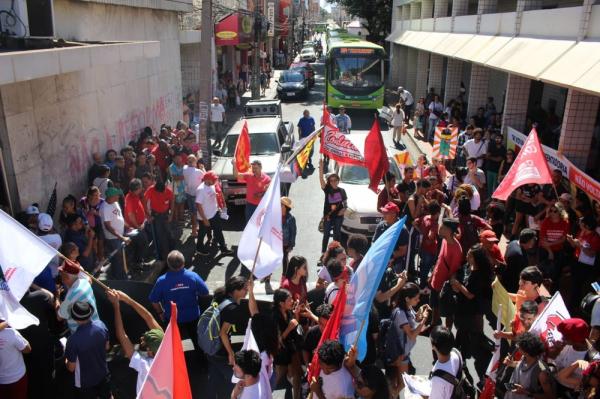 TERESINA, 10h: Manifestantes fecham Rua Areolino de Abreu.(Imagem:Gilcilene Ara&uacute;jo/G1)
