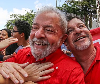 TRE proíbe uso de "Lula presidente" em propaganda