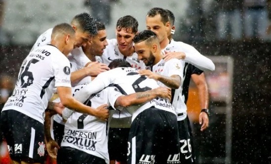 Corinthians busca estabilidade na lateral esquerda após apostas sem efeito