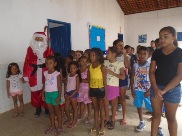 Natal antecipado faz a alegria de crian&ccedil;as da localidade Vereda Grande.(Imagem:FlorianoNews)