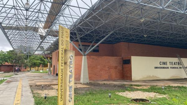 Adufpi tem princípio de incêndio e parte do teto da UFPI desaba durante forte chuva