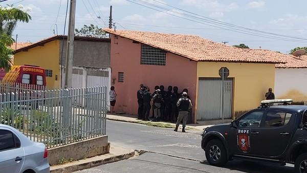 Após 3 horas, homem que mantinha filha em cárcere privado libera a criança e é levado pela PM