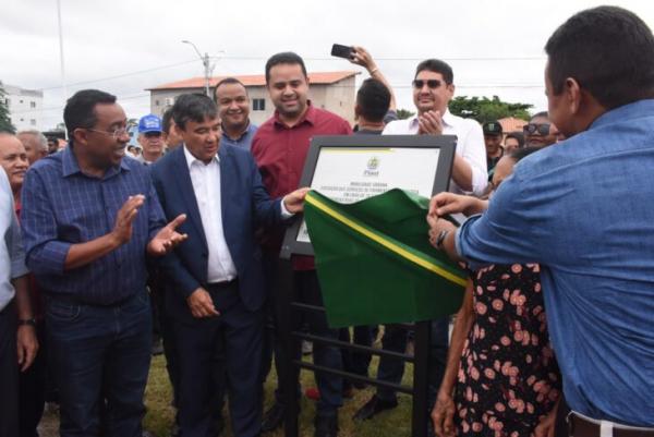  O governador Wellington Dias inaugurou, nesta ter&ccedil;a-feira (28), obras de mobilidade urbana na cidade de Floriano.(Imagem:Divulga&ccedil;&atilde;o)