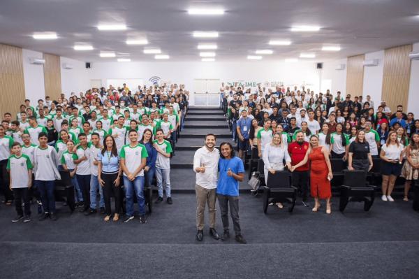 Cientista Domingos dos Santos compartilha ciência de forma fácil com estudantes da rede estadual