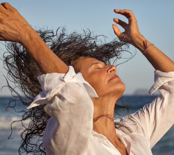 Simone reflete sobre a vida em single, "Haja terapia", do primeiro álbum em nove anos