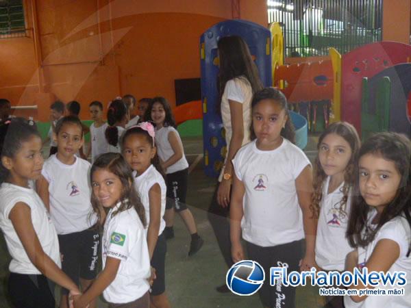Professora Socorro Carvalho recepciona alunos da Escola Pequeno Pr&iacute;ncipe na volta &agrave;s aulas.(Imagem:FlorianoNews)
