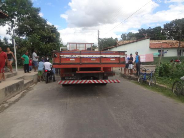 Mulher tem cabe&ccedil;a esmagada ao ser atropelada em Floriano.(Imagem:FlorianoNews)