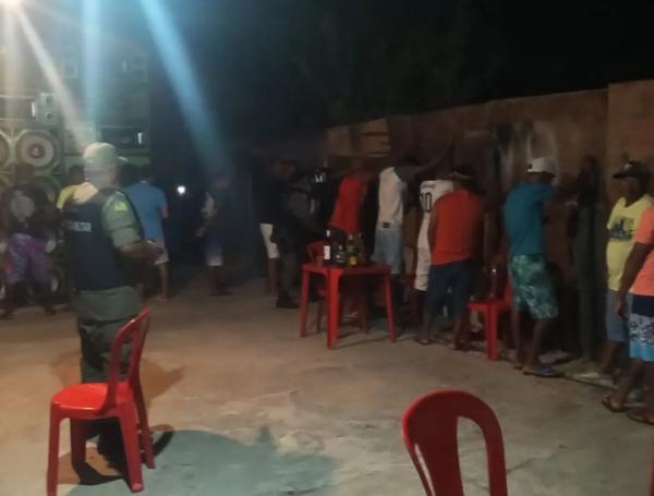 Ação policial resulta em apreensão de arma de fogo, drogas e prisão no bairro Sambaíba