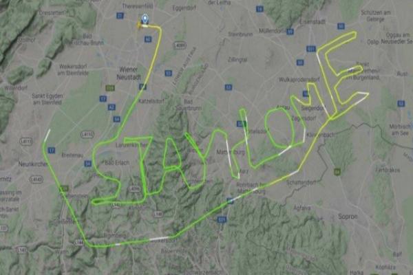 Piloto de avião desenha no céu mensagem durante pandemia do Covid-19