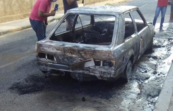 Filho ateia fogo em carro durante discussão com o pai na Zona Sul de Teresina