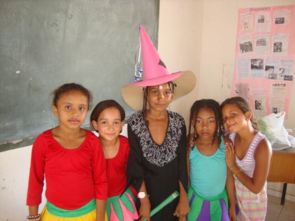 Alunos da apresenta&ccedil;&atilde;o teatral da escola Municipal Antonio Waquim(Imagem:reda&ccedil;&atilde;o)