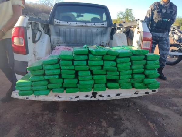 Policiais encontram mais de 70 quilos de maconha escondidos em carroceria de pick-up no Piauí
