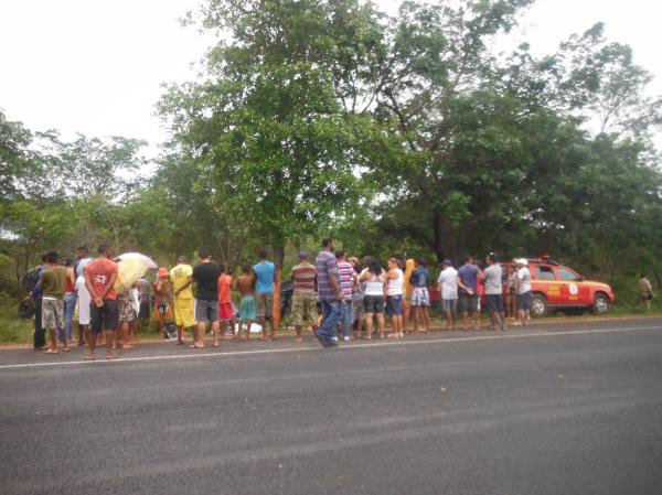 Ve&iacute;culo sai da pista, colide em &aacute;rvore e deixa duas pessoas mortas na BR-343.(Imagem:FlorianoNews)
