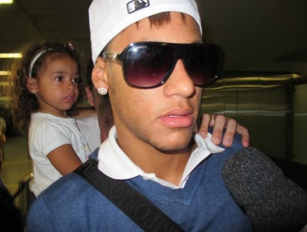 Neymar chega ao Brasil apressado e 'honrado' com convite de Ganso