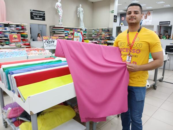 Ramires, chefe do setor de tecidos do Armaz&eacute;m Para&iacute;ba.(Imagem:FlorianoNews)