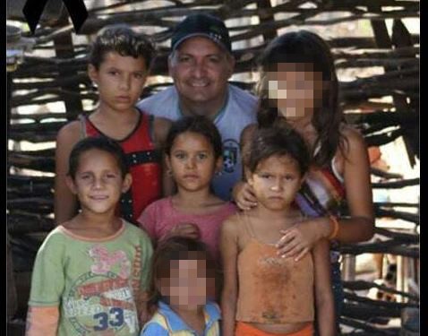 Centenas acompanham enterro dos 4 irmãos que morreram em acidente