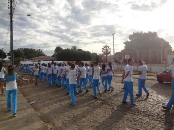 Alunos realizaram caminhada pela preserva&ccedil;&atilde;o do Meio Ambiente em Floriano.(Imagem:FlorianoNews)