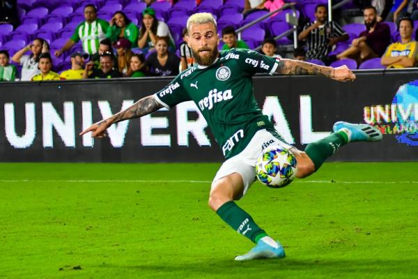Lucas Lima tenta o chute pelo Palmeiras contra o Atl&eacute;tico Nacional (Imagem:GLEDSTON TAVARES/FRAMEPHOTO/ESTAD&Atilde;O CONTE&Uacute;DO)