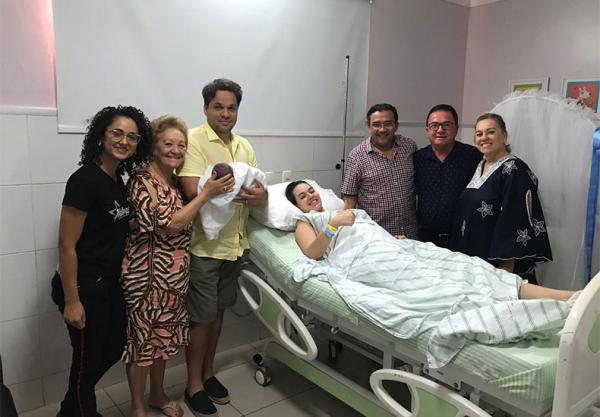 Ap&oacute;s o parto, Oto e a m&atilde;e, Nara Let&iacute;cia, foram levados para maternidade. (Imagem:Arquivo Pessoal)