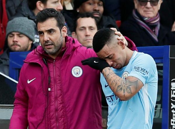 Gabriel Jesus se lesiona sozinho e sai de campo chorando em jogo do City