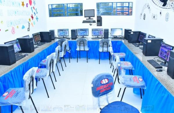 Prefeitura entrega reforma e novo laborat&oacute;rio de inform&aacute;tica da Escola Pe. Pedro Barroso.(Imagem:Secom)
