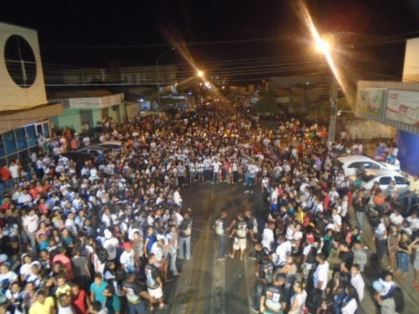 Fi&eacute;is percorrem avenidas de Floriano durante a 11&ordf; Marcha Para Jesus.(Imagem:FlorianoNews)