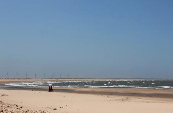 Pescadores encontram homem morto com cintura e pé amarrados com corda na Praia da Pedra do Sal