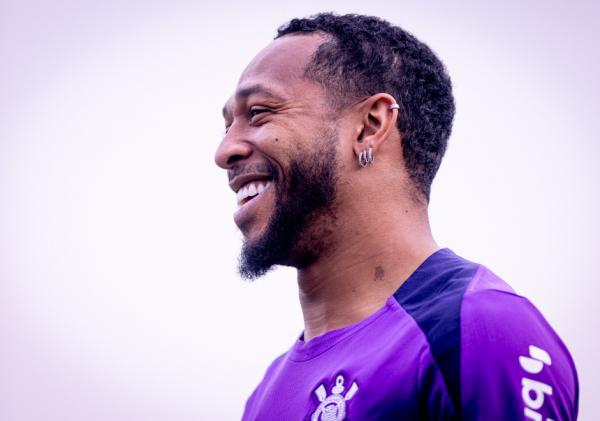 José Martínez quebra silêncio e comenta ausência no Corinthians em texto em rede social